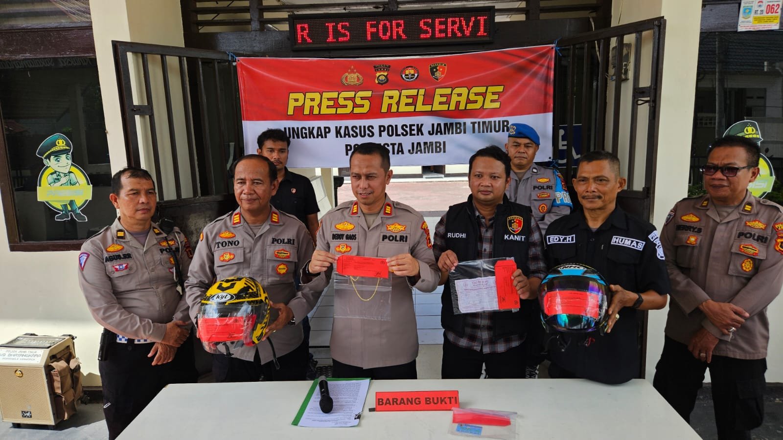 Dua tersangka penipuan emas imitasi saat diamankan di Mapolsek Jambi Timur beserta barang bukti kalung palsu.