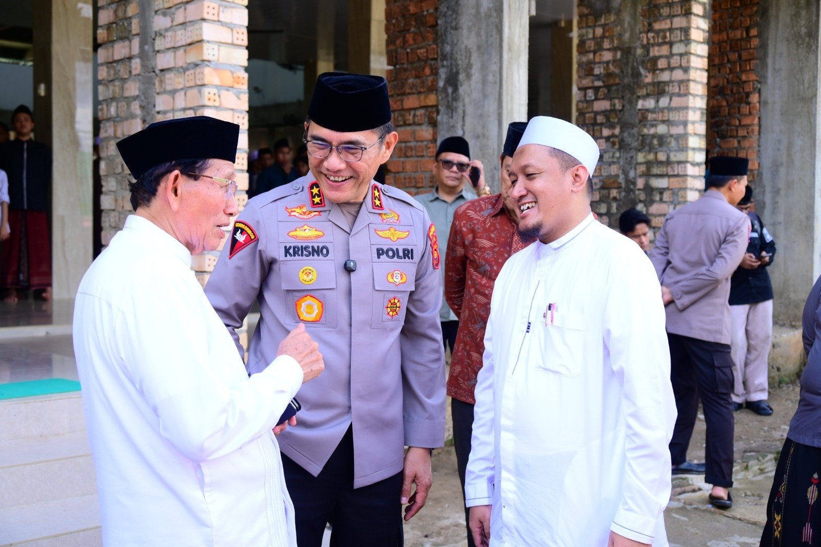 Kapolda Jambi Irjen Pol Krisno H. Siregar saat memberikan sambutan di depan santri Pondok Pesantren Darul Arifin.