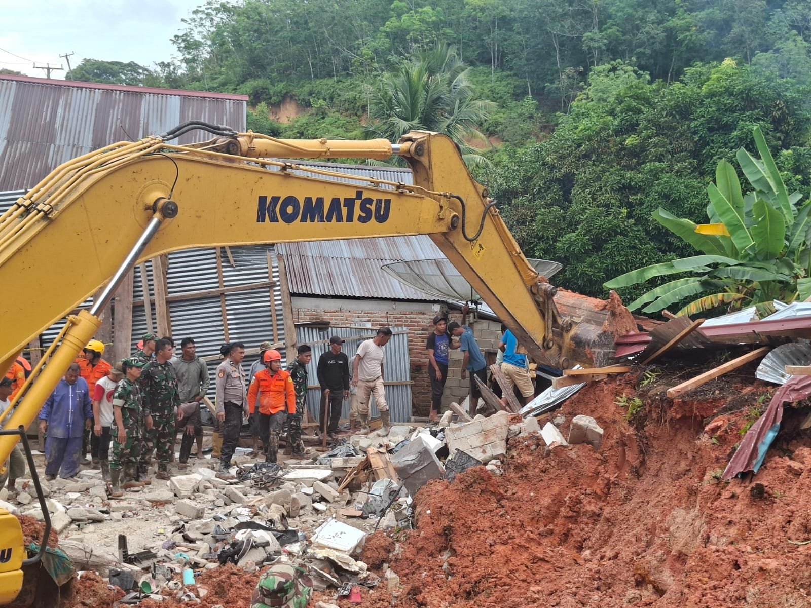 Tim SAR Gabungan saat mengevakuasi korban longsor di Kelurahan Empelu, Bungo.