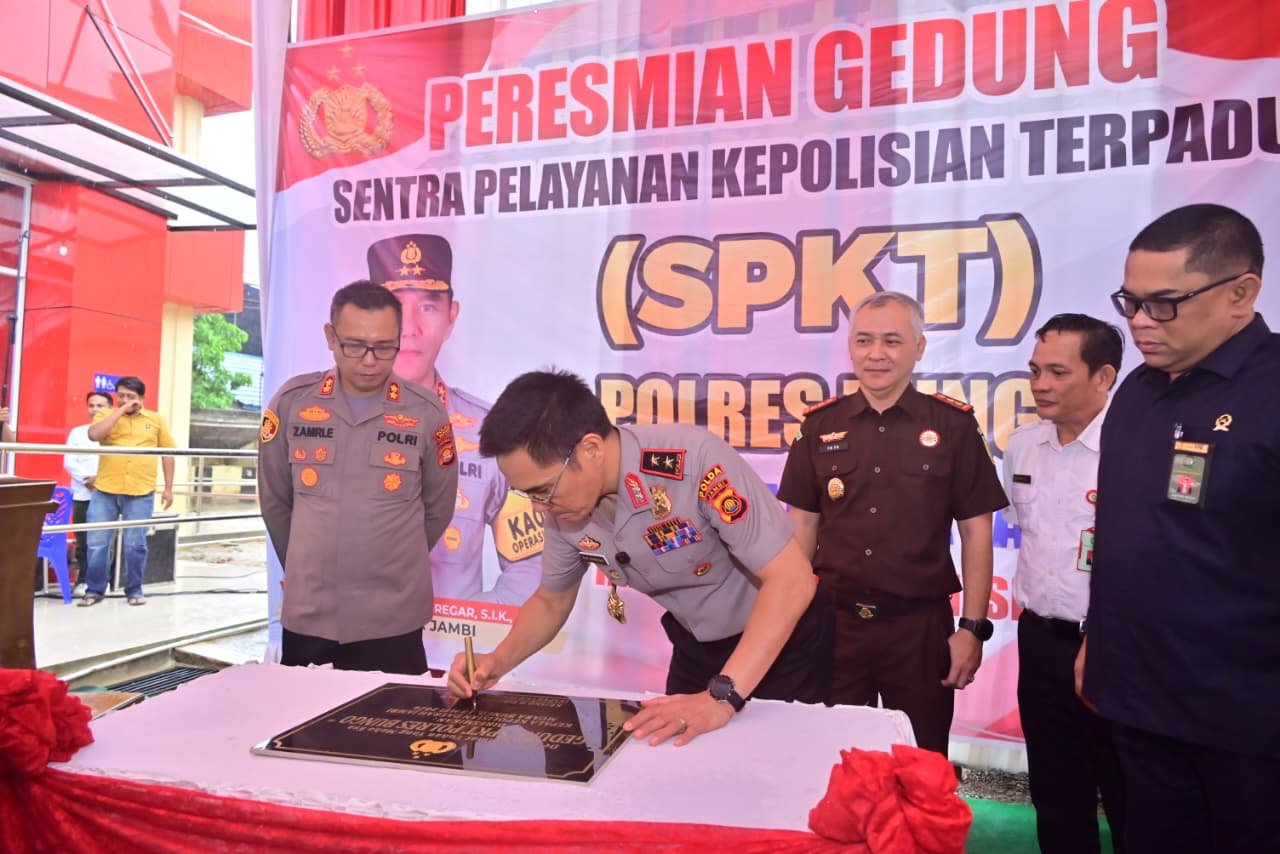 Kapolda Jambi Irjen Pol. Krisno H. Siregar memotong pita peresmian Gedung SPKT Polres Bungo didampingi pejabat utama.