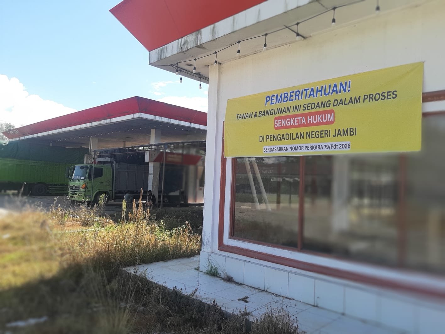 Kuasa hukum penggugat Afrison memberikan keterangan pers usai persidangan di Pengadilan Negeri Jambi.