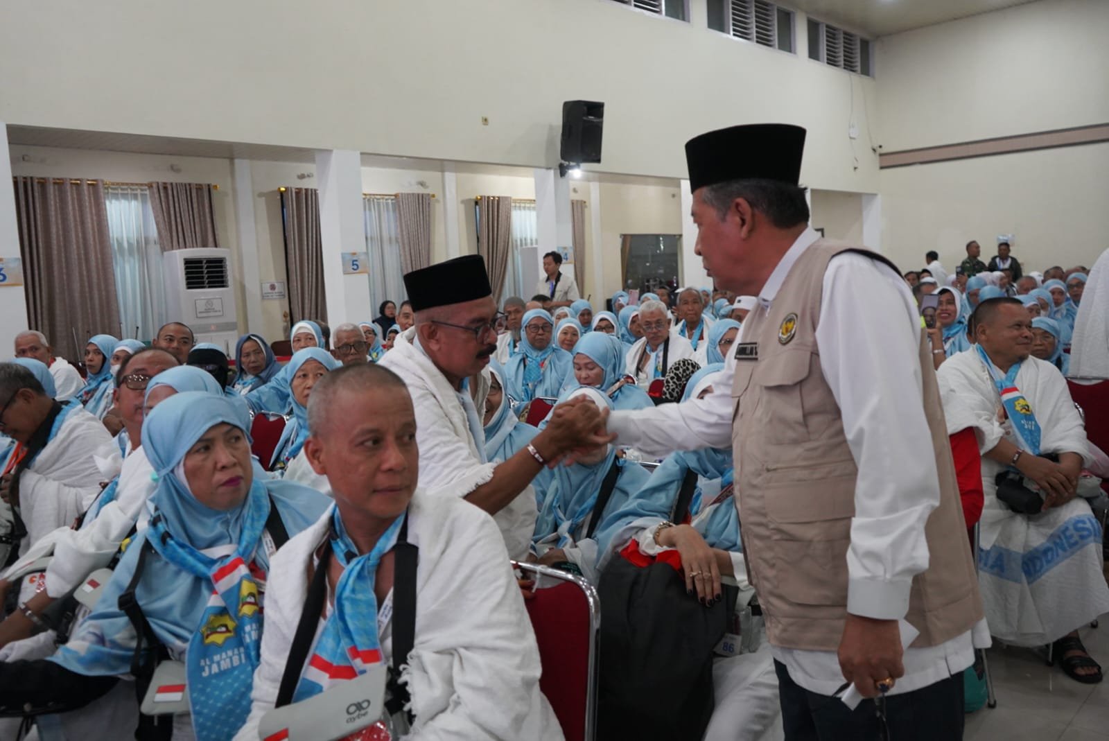 Wakil Gubernur Jambi Abdullah Sani saat bersalaman dengan jemaah calon haji kloter 20 di Asrama Haji Kota Baru.