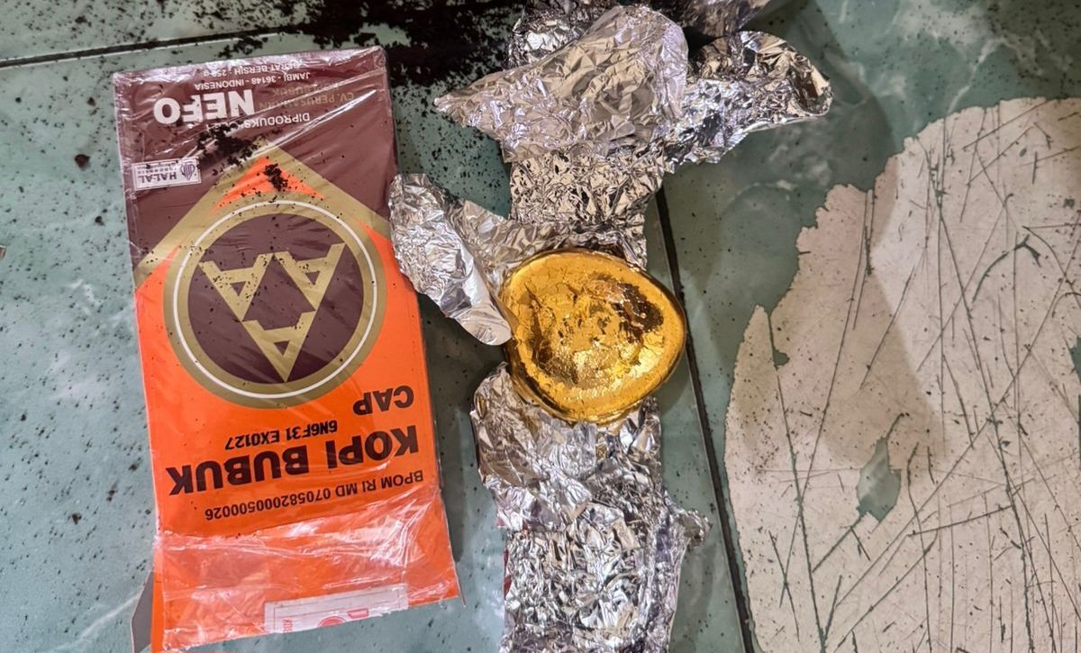 Lempengan emas ilegal 375 gram yang disembunyikan dalam kaleng kopi saat diamankan petugas Bandara Sultan Thaha Jambi.