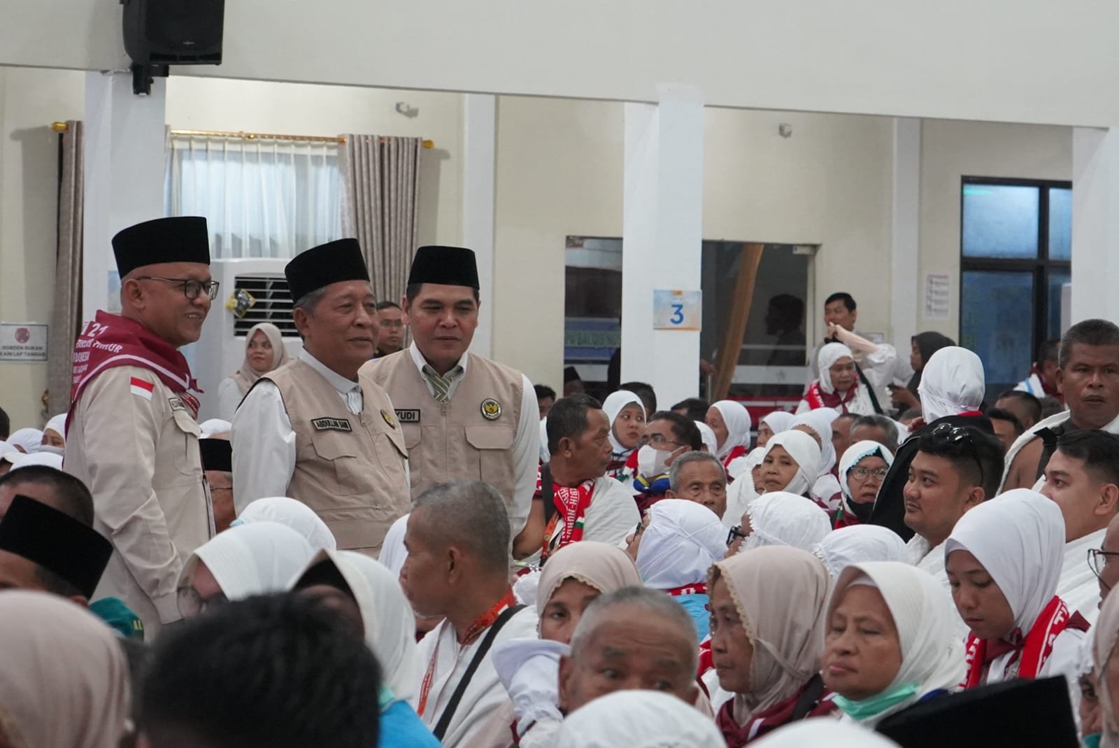 Wakil Gubernur Jambi Abdullah Sani menyalami jemaah haji lansia asal Tanjung Jabung Barat saat pelepasan Kloter BTH 21.