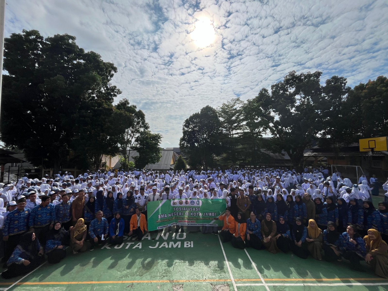 Kasi GTK SMA Disdik Jambi Domrah dan AKP Sudiro dari Densus 88 saat memberikan pemaparan di hadapan ratusan siswa SMAN 10 Kota Jambi.