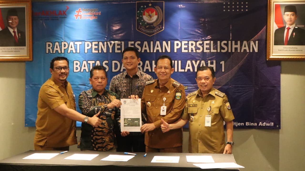 Gubernur Jambi Al Haris saat memimpin rapat sinkronisasi batas wilayah Batang Hari dan Muaro Jambi bersama pejabat Kemendagri di Jakarta.