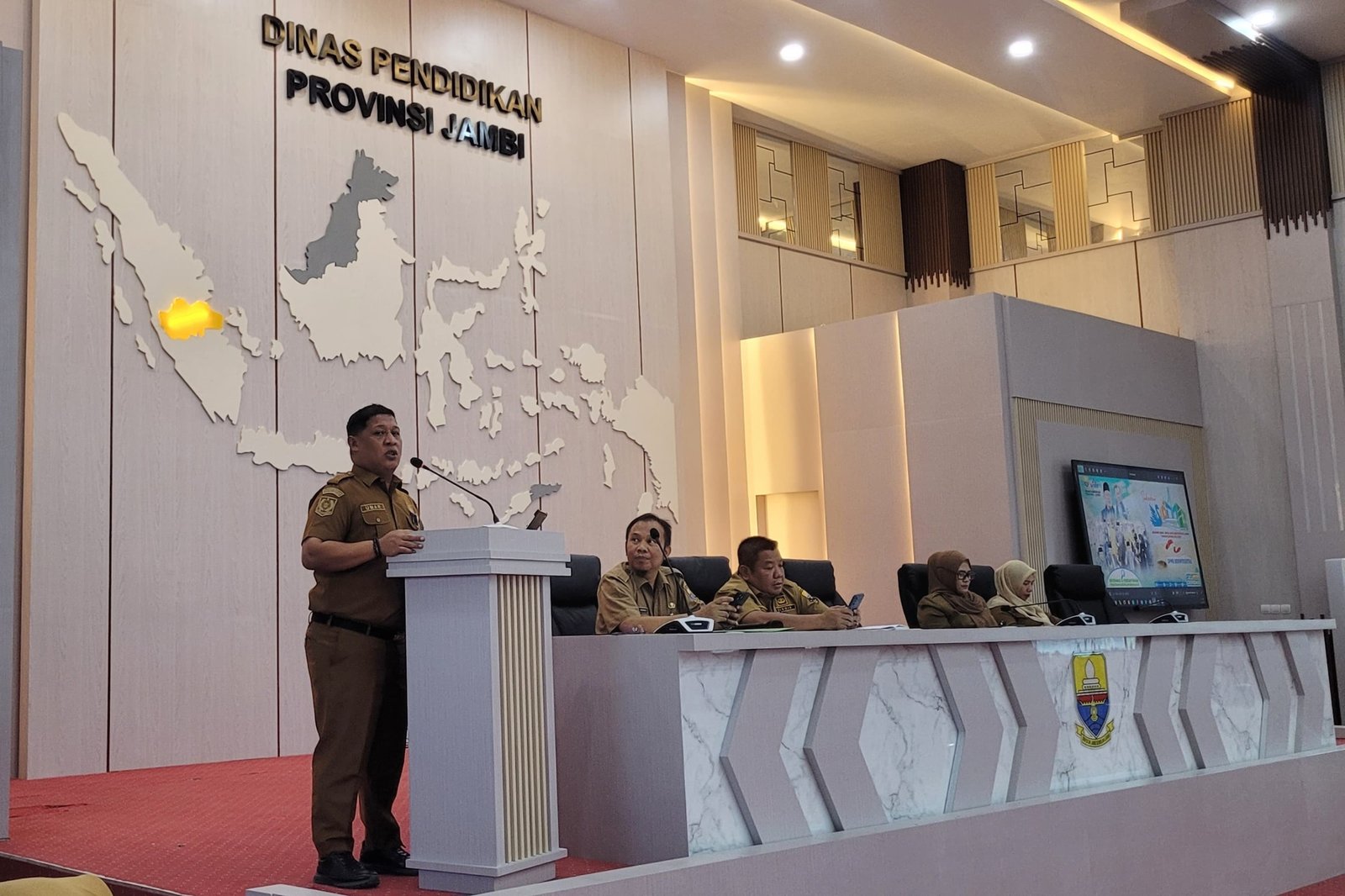 Plt Kadisdik Jambi M. Umar saat membacakan sambutan pembukaan Rapat Persiapan Teknis dan Pelatihan Operator SPMB SMA/SMK Jambi.