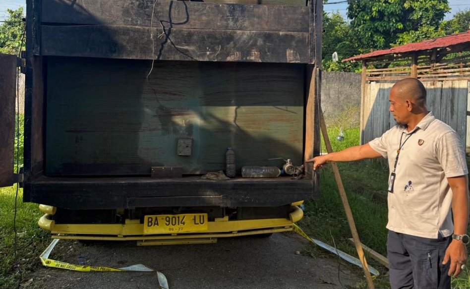 Dua unit truk Mitsubishi Colt Diesel bermuatan tedmon dan tangki besi berisi puluhan ton BBM olahan ilegal diamankan di Polres Tebo