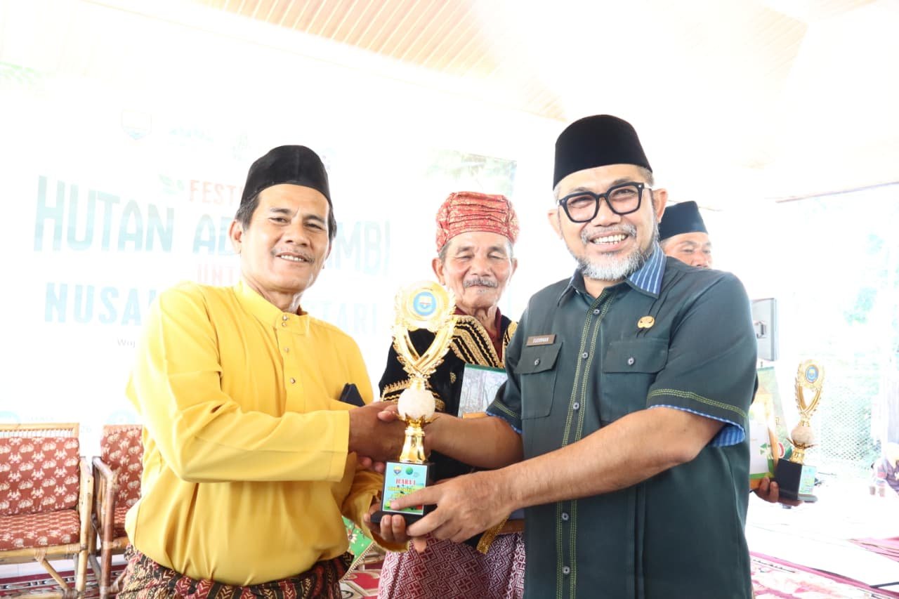 alt="Sekretaris Daerah Jambi Sudirman memberikan sambutan dalam pembukaan Festival Hutan Adat Jambi di depan Kantor Gubernur"