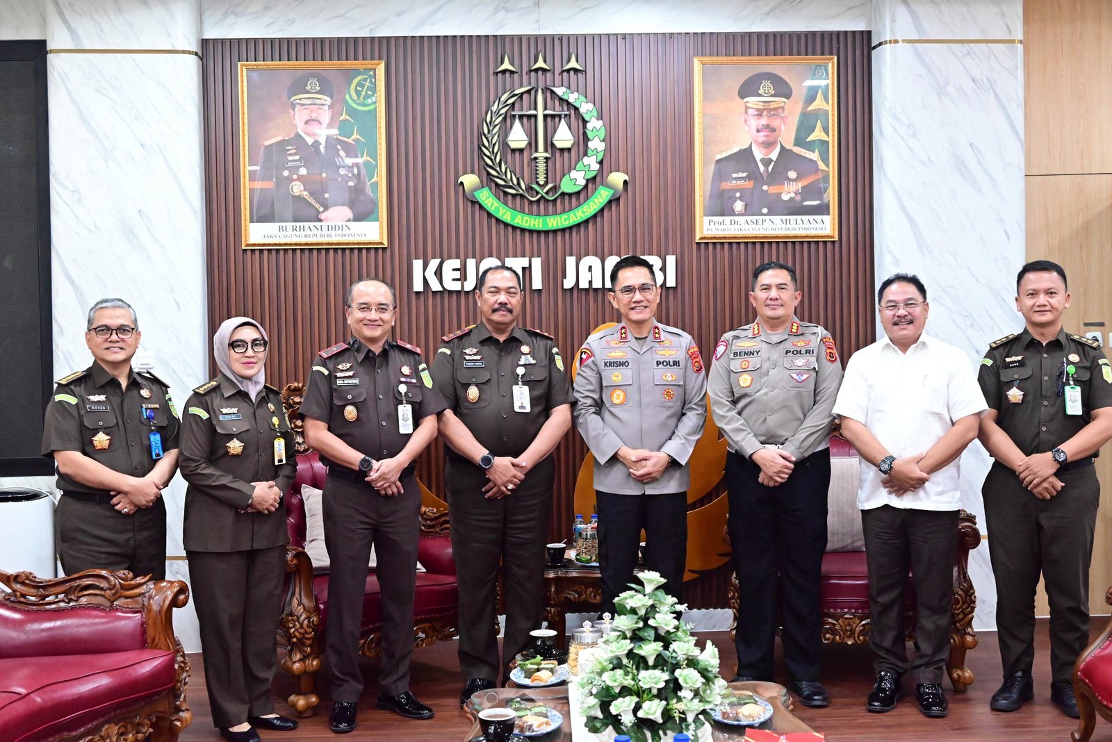 alt="Kapolda Jambi Irjen Pol Krisno H Siregar bersalaman dengan Kajati Jambi Sugeng Hariadi di ruang kerja"