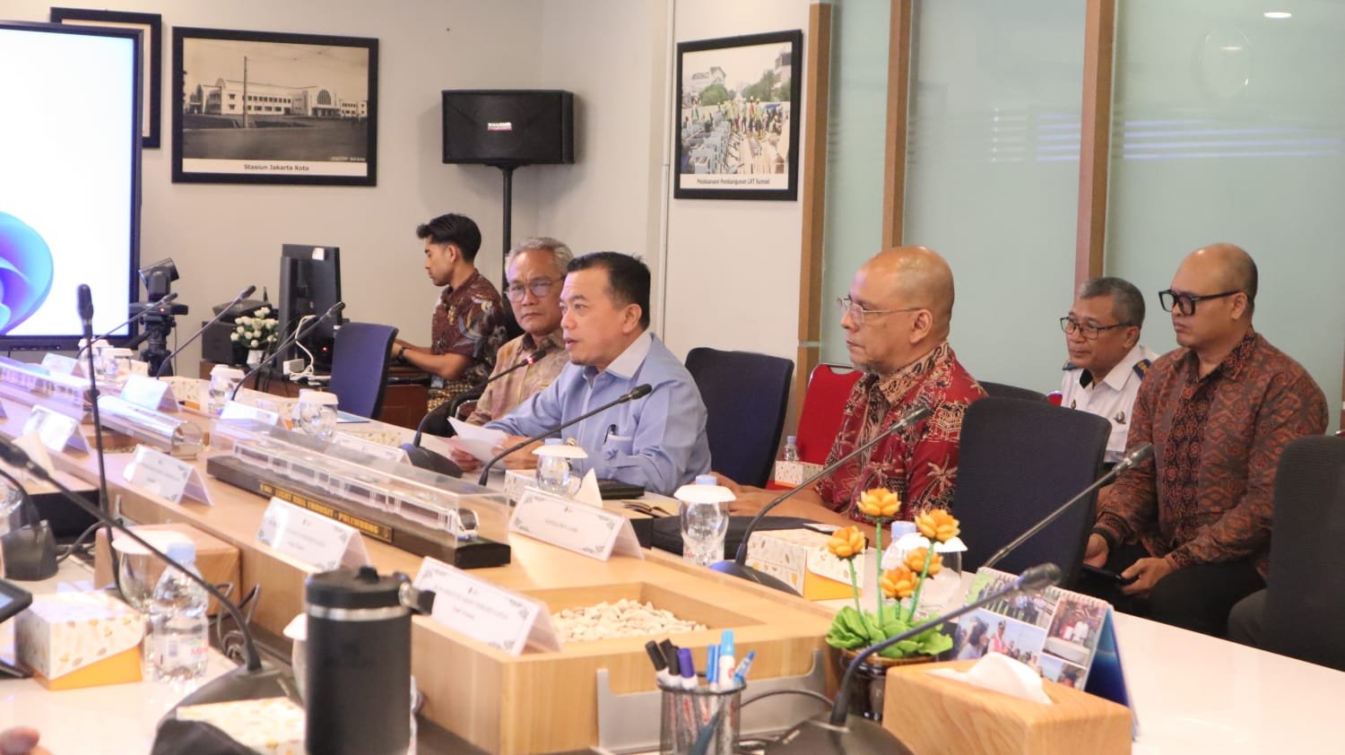 alt="Gubernur Jambi Al Haris saat berdiskusi dengan jajaran Dirjen Perkeretaapian Kemenhub di Jakarta membahas rel kereta api"