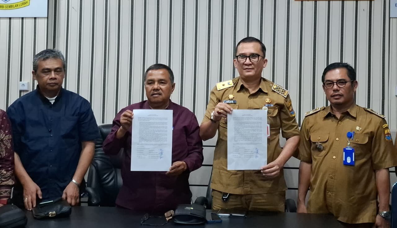 alt="Kepala Biro Hukum dan jajaran Diskominfo Jambi saat menggelar konferensi pers klarifikasi hoaks rekrutmen PNS"