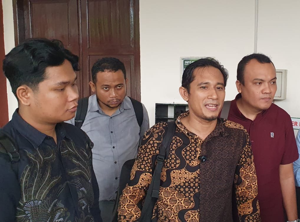 alt="Advokat Ilham Kurniawan Daritas memberikan keterangan pers terkait banding atas vonis Bengawan Kamto"