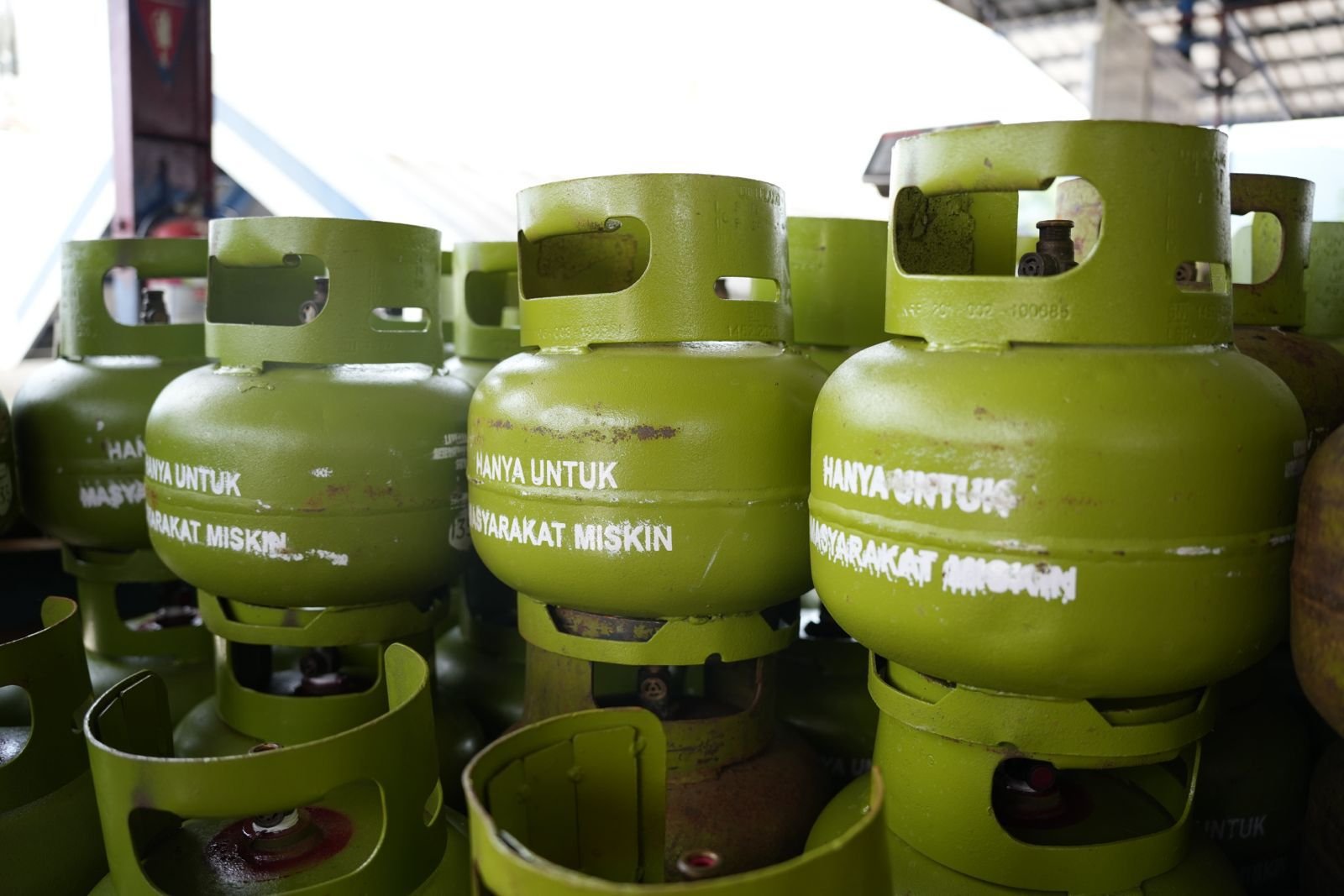 alt="Petugas Pertamina Patra Niaga melakukan pengecekan tangki bahan bakar di SPBU wilayah Sumbagsel"