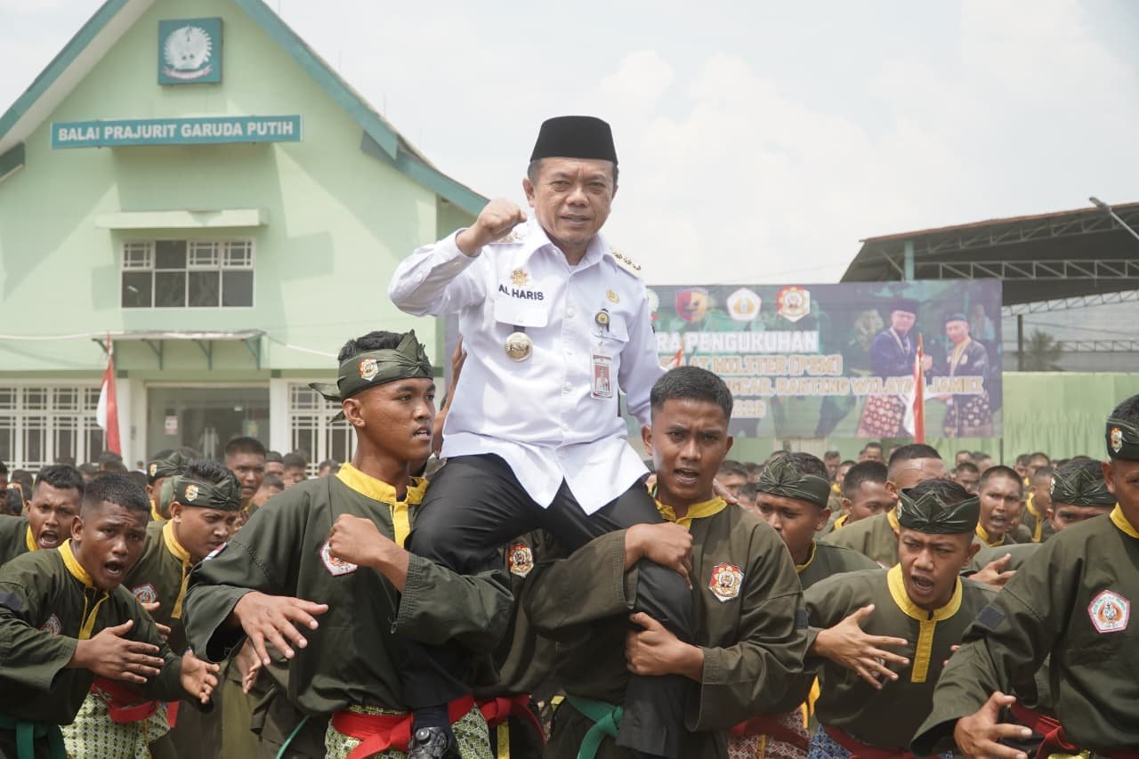 Gubernur Jambi Al Haris bersama Pangdam XX Tuanku Imam Bonjol Mayjen TNI Arief Gajah Mada saat menghadiri pengukuhan PSM Jambi di Lapangan Korem 042.