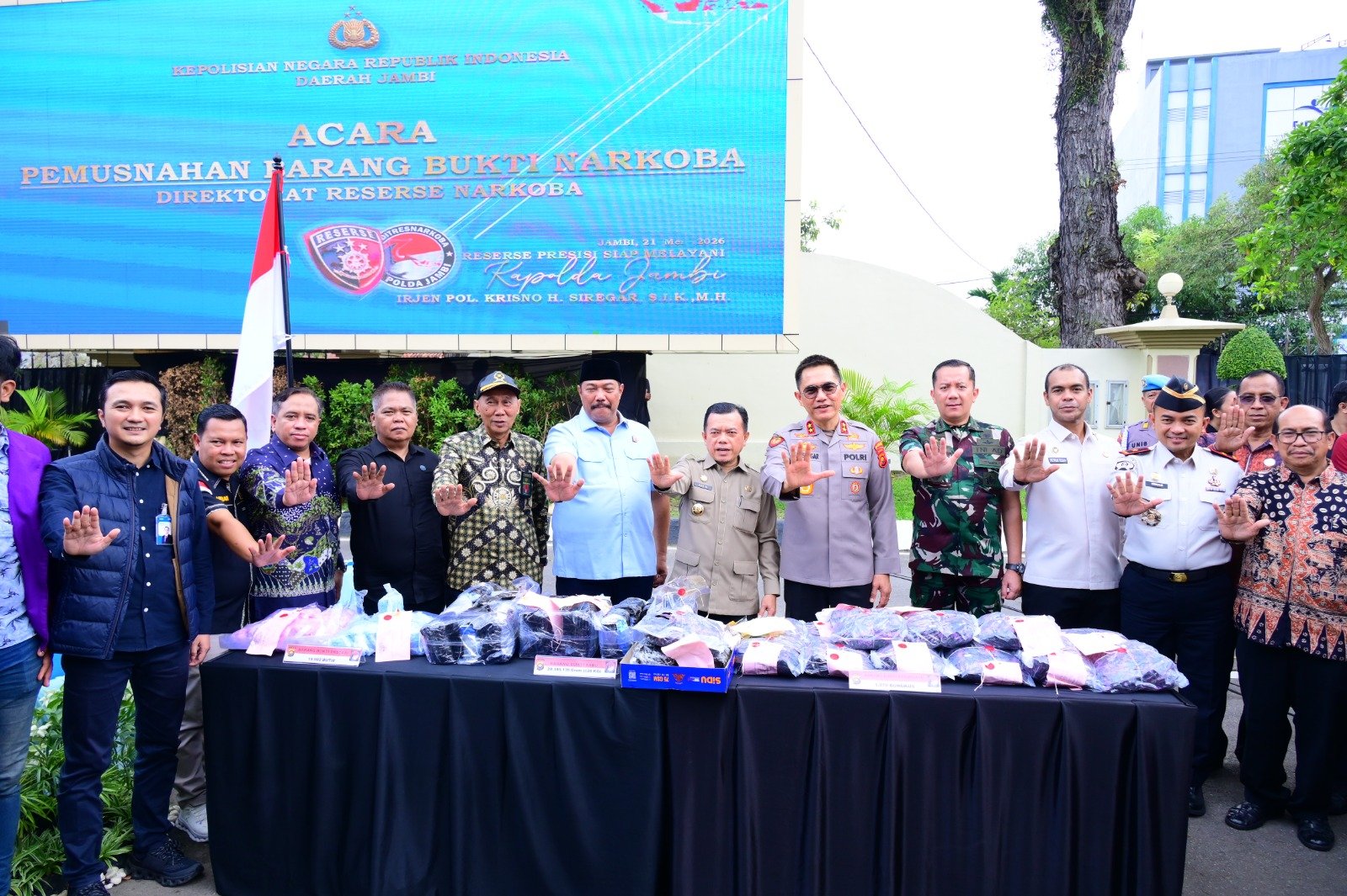 alt="Kapolda Jambi Irjen Pol Krisno Siregar dan Gubernur Al Haris memasukkan paket sabu ke dalam mesin insinerator"