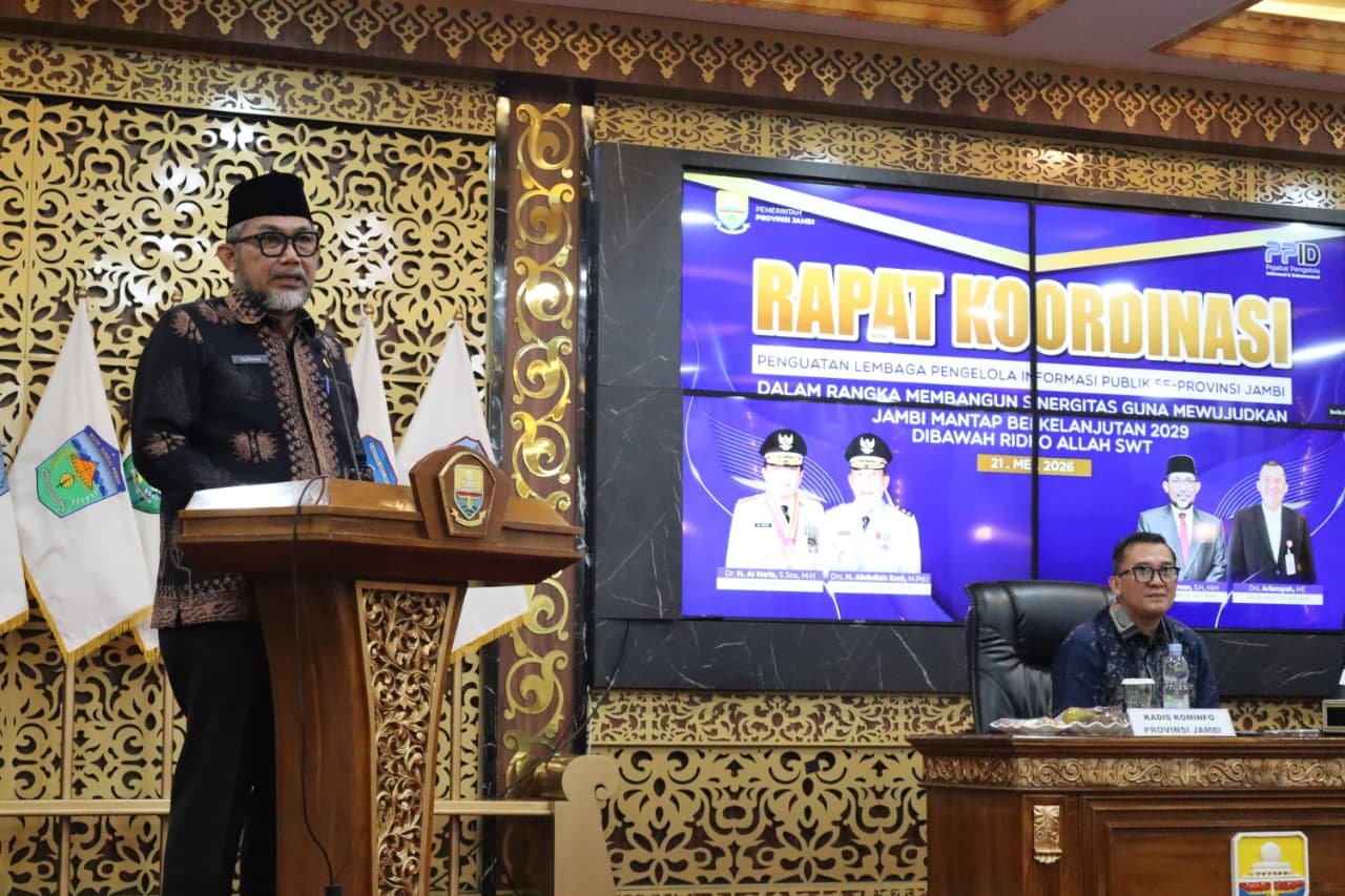 alt="Sekda Provinsi Jambi Sudirman memberikan sambutan dalam rakor penguatan PPID di Ruang Pola Kantor Gubernur"