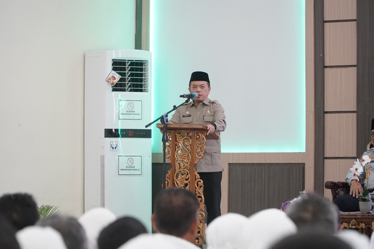 alt="Gubernur Jambi Al Haris menyalami para jamaah calon haji kloter terakhir di Asrama Haji Kota Baru"