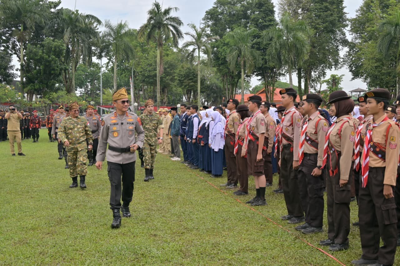 alt="Kapolda Jambi Irjen Pol Krisno H Siregar memeriksa pasukan saat Apel Kebangsaan Sabuk Kamtibmas di Lapangan Kantor Walikota"