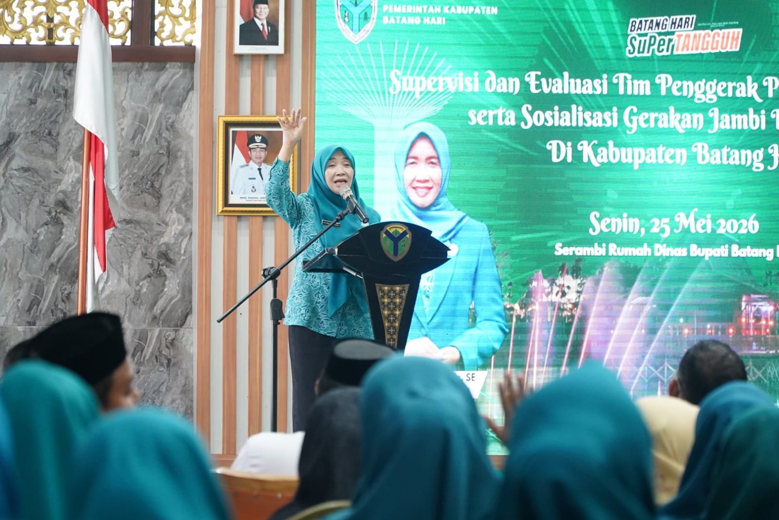 alt="Ketua TP-PKK Provinsi Jambi Hj Hesnidar Haris memberikan sambutan sosialisasi Gerakan Jambi Bersholawat di Serambi Rumah Dinas Bupati Batang Hari"