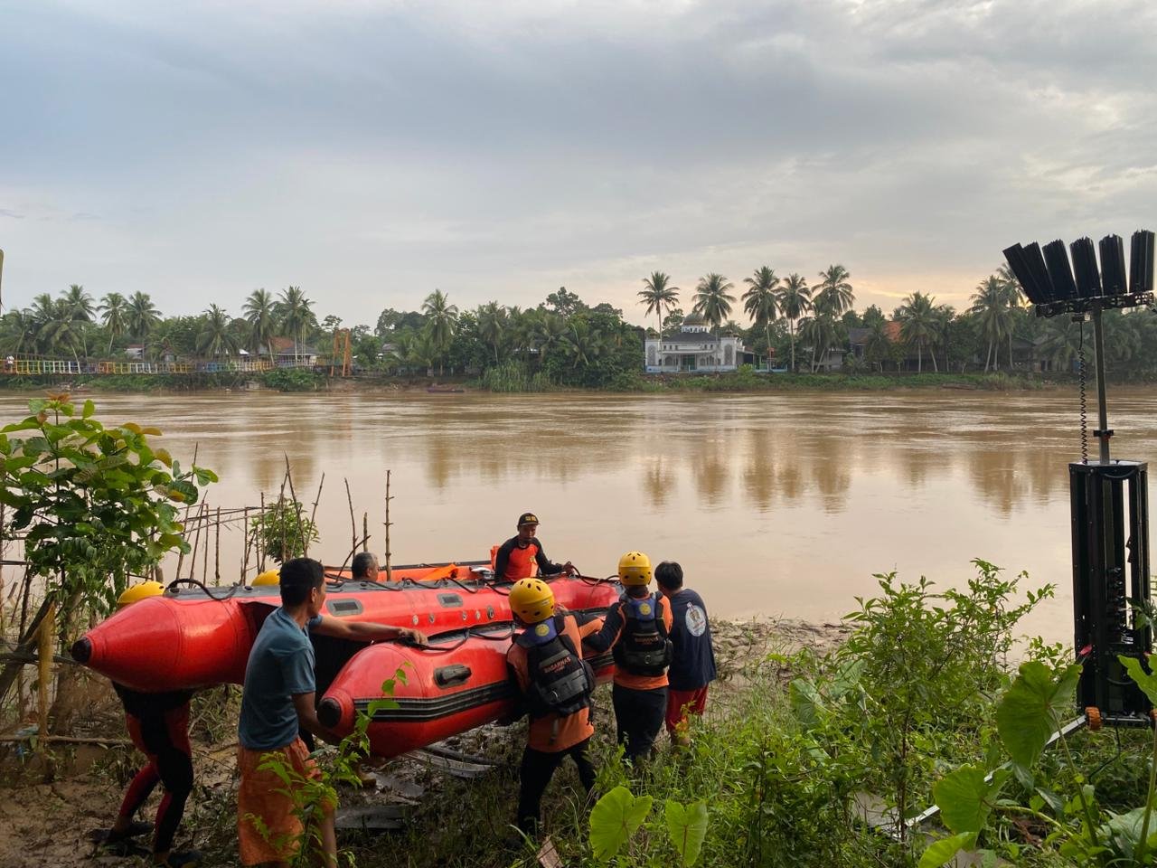 alt="Petugas SAR dari Pos SAR Bungo dan BPBD Sarolangun menaiki perahu karet menyisir Sungai Batang Tembesi"