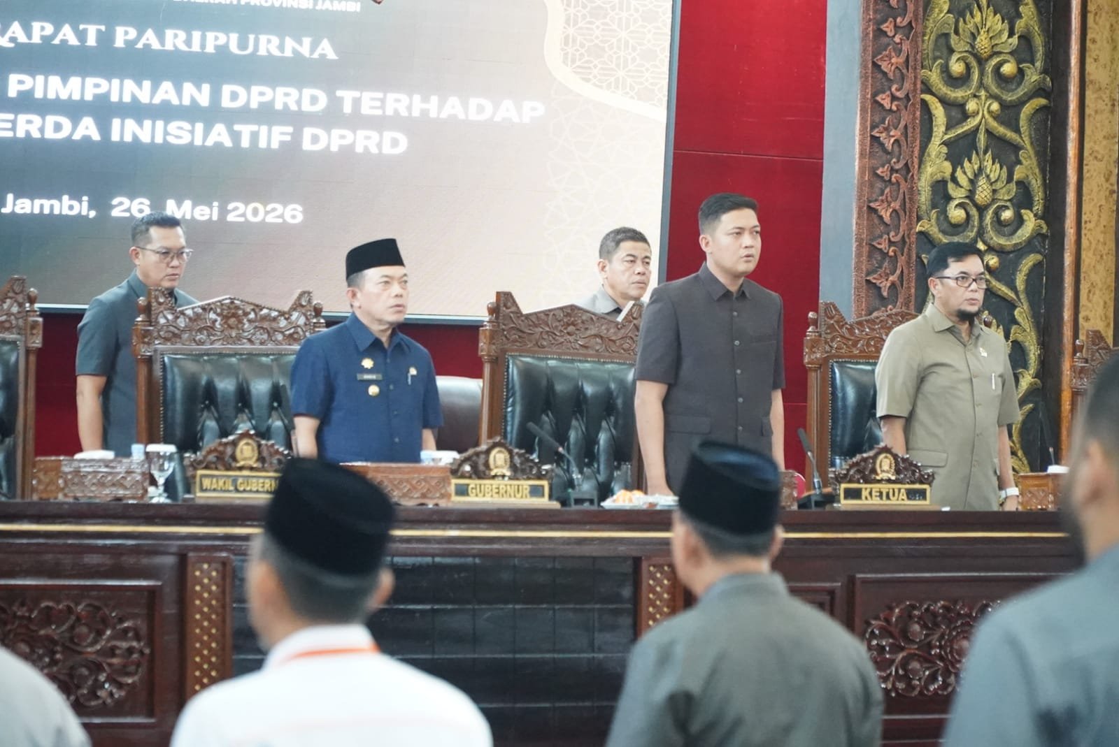 alt="Gubernur Jambi Al Haris duduk bersama jajaran Forkopimda mendengarkan penjelasan Ranperda Inisiatif di Ruang Rapat Utama DPRD"
