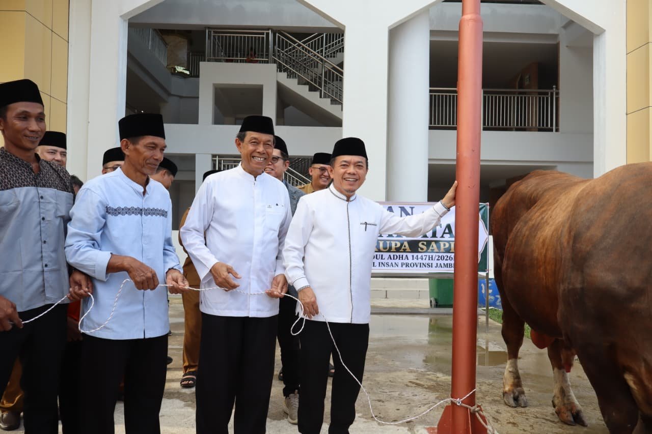 alt="Gubernur Jambi Al Haris menyerahkan tali pengikat sapi kurban bantuan Presiden Prabowo Subianto kepada pengurus Masjid Tsamaratul Insan"