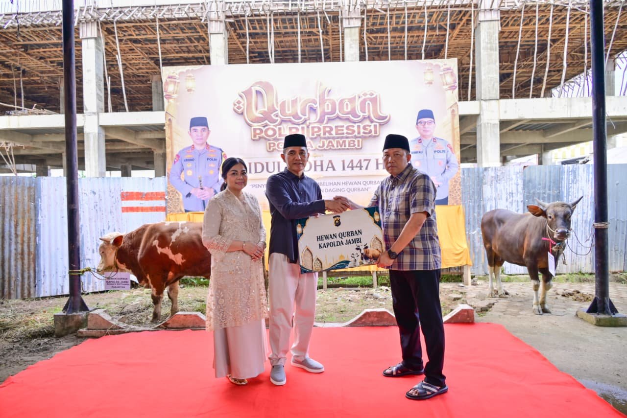 alt="Kapolda Jambi Irjen Pol Krisno H Siregar dan Wakapolda Jambi Brigjen Pol Benny Ali mengikuti Shalat Idul Adha di Lapangan Hitam Mapolda Jambi"