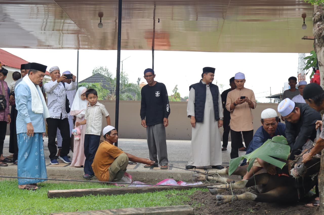 alt="Gubernur Jambi Al Haris didampingi istri menyalami warga yang mengantre di area Rumah Dinas saat acara Open House Idul Adha"