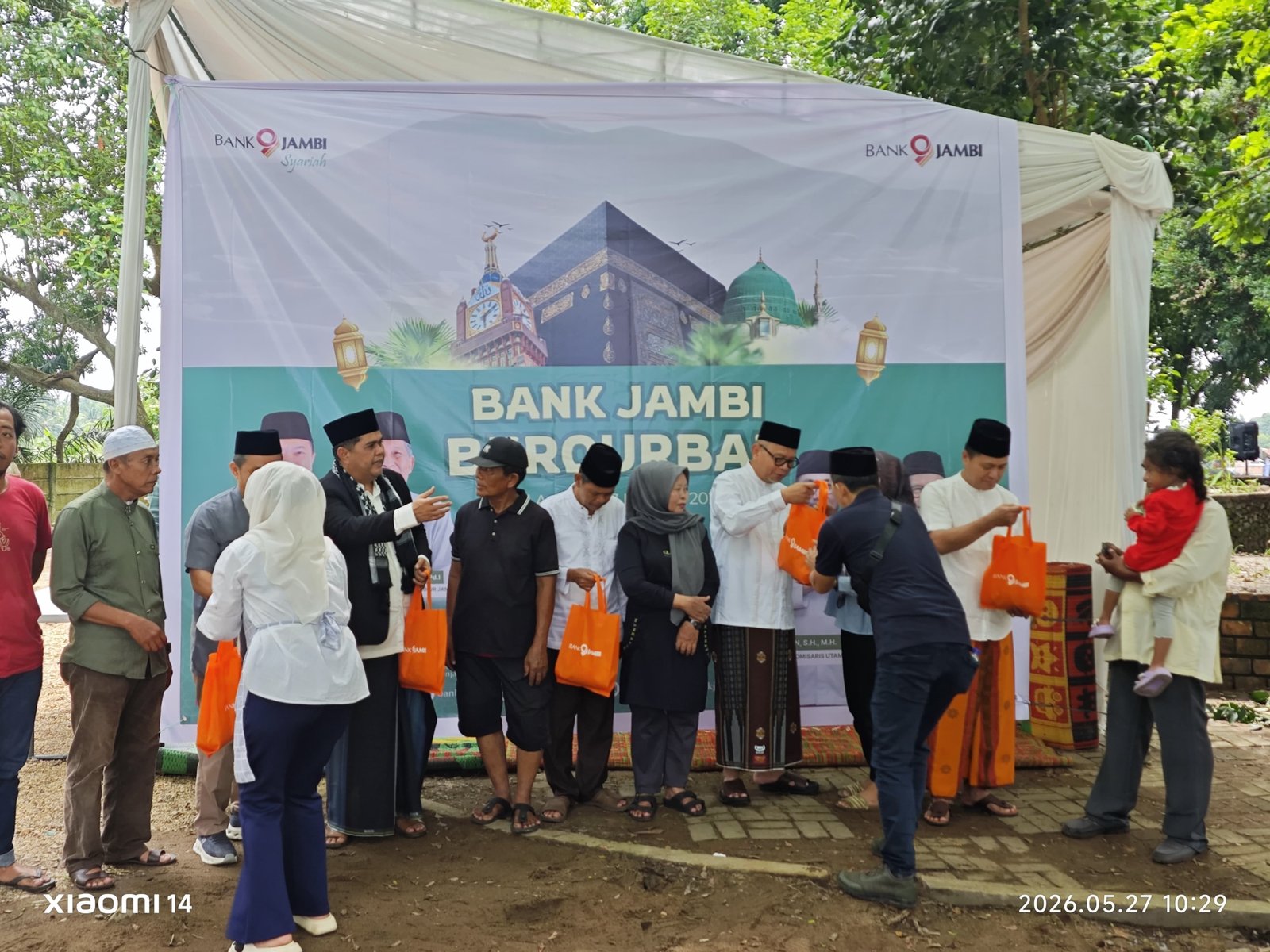 alt="Direktur Utama Bank Jambi Khairul Suhairi bersama jajaran direksi menyaksikan pemotongan sapi kurban di kantor pusat"