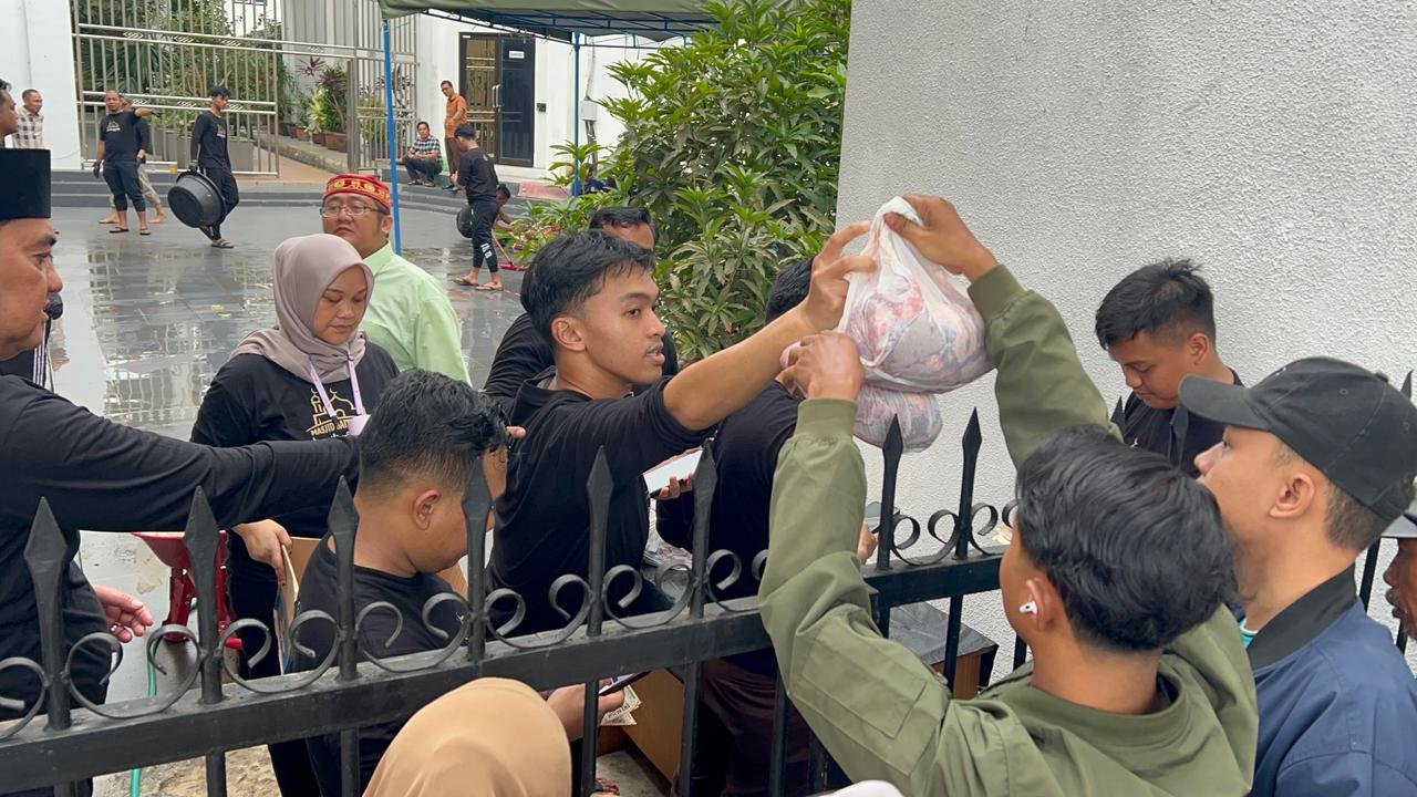 alt="Asintel Kejati Jambi Muhamad Husaini didampingi panitia menyaksikan proses penyembelihan sapi kurban di kompleks Masjid Baitul Adli"