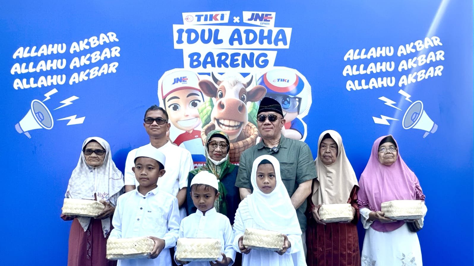 alt="Presiden Direktur JNE M Feriadi Soeprapto menyerahkan sapi kurban secara simbolis di Yayasan Yatuna Jakarta Timur"