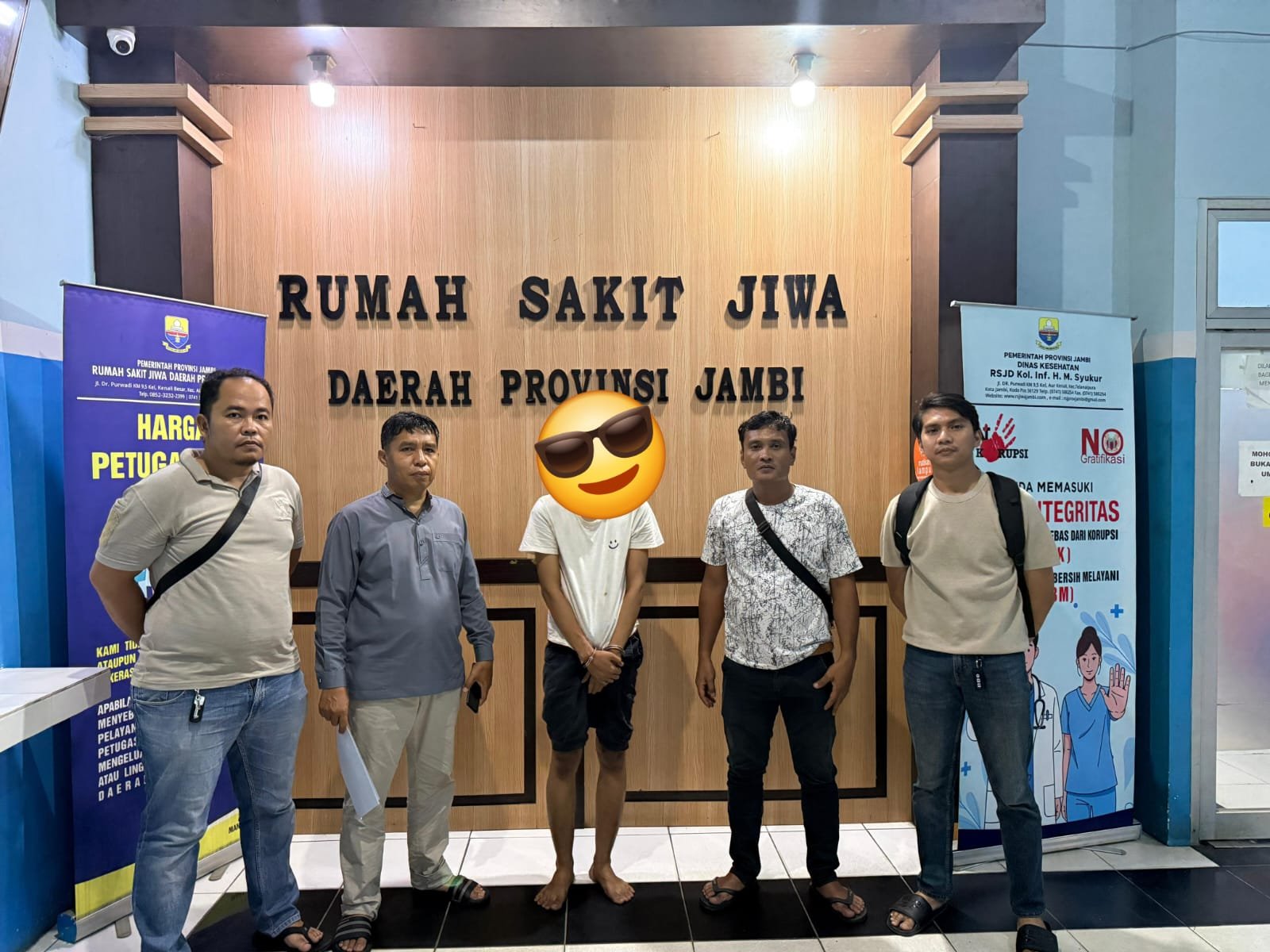 alt="Personel Reskrim Polsek Jambi Timur menunjukkan barang bukti mesin pompa air Shimizu yang berlumuran darah"