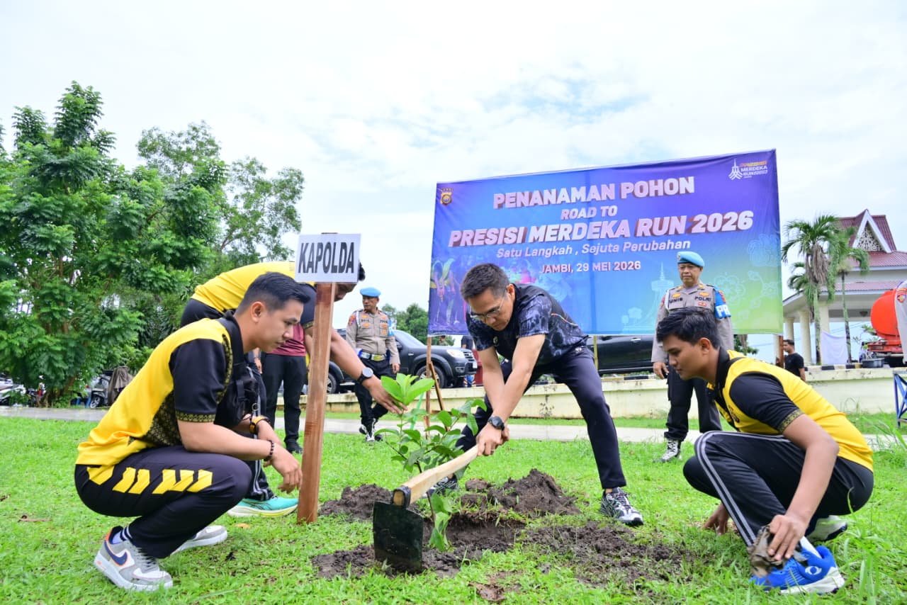 alt="Kapolda Jambi Irjen Pol Krisno H Siregar memegang sekop menanam bibit pohon buah di area MTQ Kota Jambi"