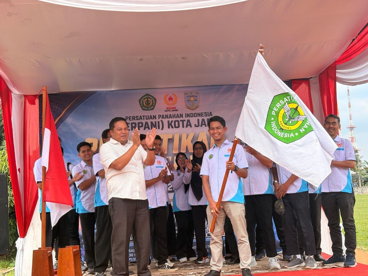 alt="Ketua Umum Perpani Kota Jambi Adi Satria bersama pengurus baru saat prosesi pelantikan di Stadion Mini Telanaipura"