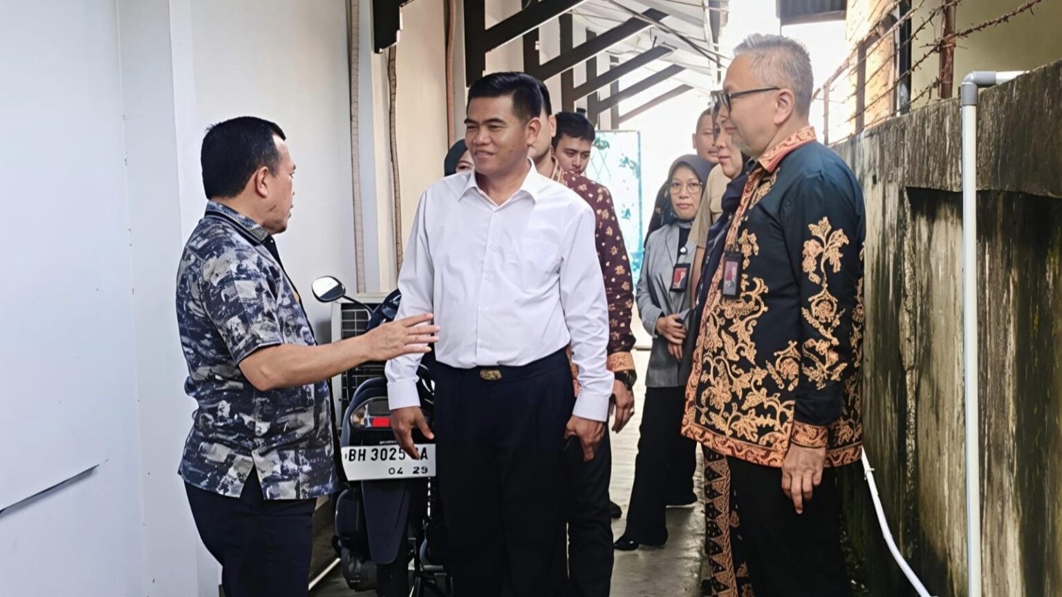 Gubernur Jambi Al Haris didampingi Dirut Khairul Suhairi saat meninjau loket pelayanan di Bank Jambi Cabang Bungo.