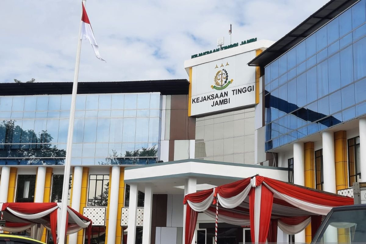 Kasi Penkum Kejati Jambi Nolly Widjaja saat memberikan keterangan pers terkait kewaspadaan terhadap penipuan rekrutmen jaksa.