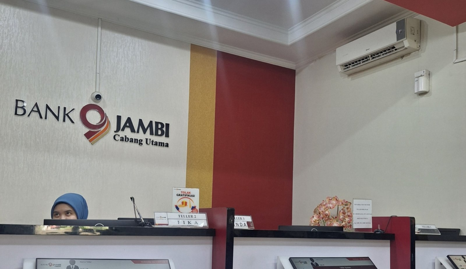 Analisis pengamat perbankan Laila Farhat mengenai efisiensi dan rasio BOPO Bank Jambi.