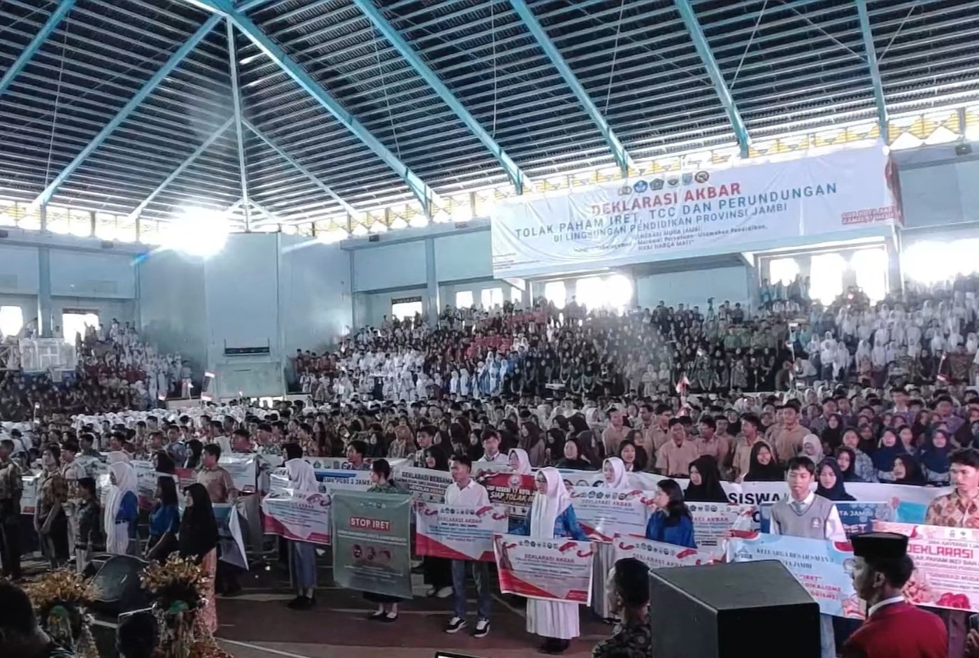 Suasana belasan ribu siswa memenuhi GOR Kota Jambi dalam deklarasi menolak paham IRET, TCC, dan perundungan.