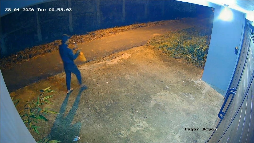 Tim Reskrim Polsek Jelutung saat mengamankan tersangka pencurian meteran air beserta barang bukti flashdisk rekaman CCTV.