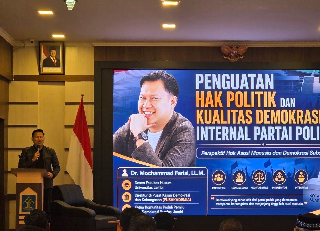 Kakanwil KemenHAM Jambi Sukiman dan Akademisi Unja Dr Mochammad Farisi saat menjadi pembicara dalam acara penguatan kapasitas HAM di Jambi.