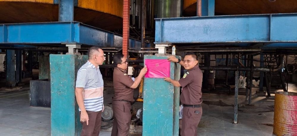 Penasihat hukum Fikri Riza saat memberikan argumen hukum mengenai Pasal 130 KUHAP dalam sidang korupsi di PN Jambi.