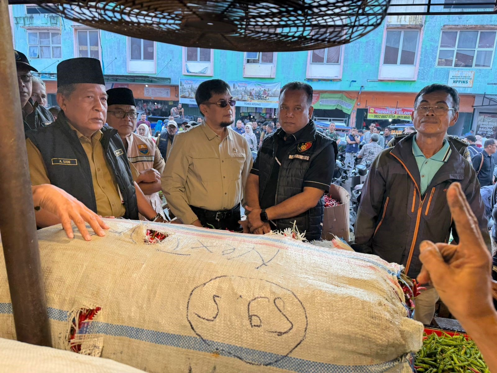 alt="Wakil Gubernur Jambi Abdullah Sani bersama Danrem 042 Gapu berdialog dengan pedagang daging sapi saat sidak di Pasar Angso Duo"