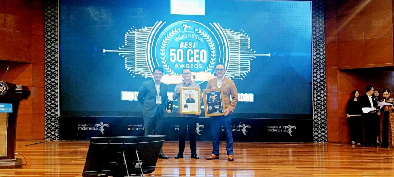 Jajaran Direksi Bank Jambi saat menerima penghargaan Indonesia Best CEO dan COO Awards 2026 di Jakarta.