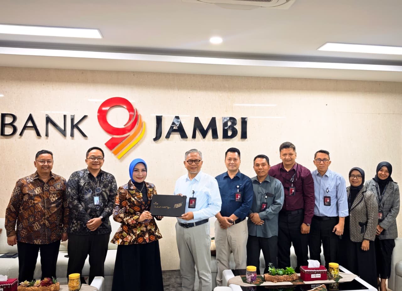 Direktur Utama Bank Jambi Khairul Suhairi dan Direktur Konsumer Ritel Bank bjb Nunung Suhartini saat menunjukkan berkas kerja sama Joint Financing.
