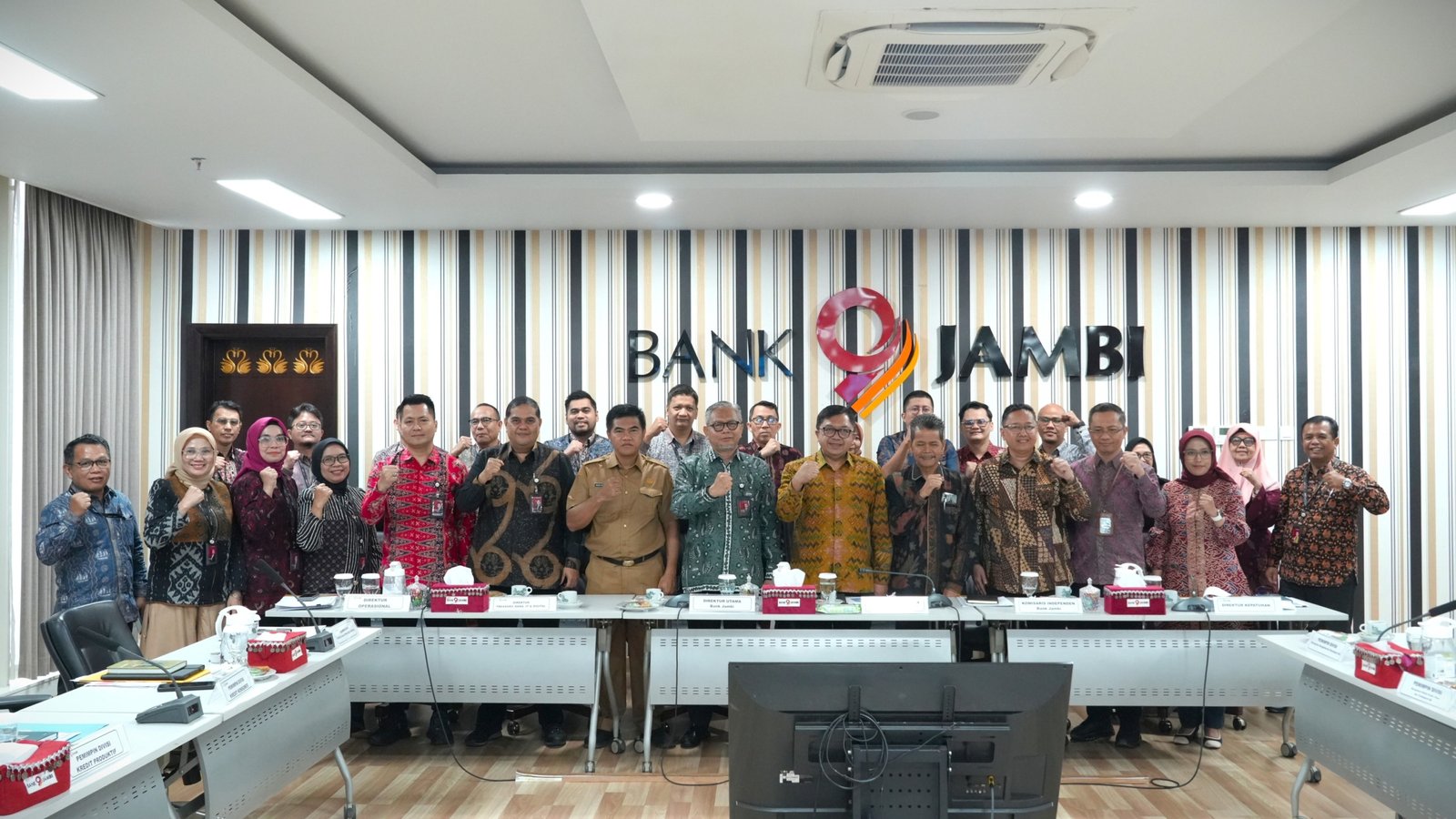 alt="Jajaran Direksi dan Komisaris Bank Jambi saat memimpin Forum Group Discussion penguatan operasional pasca insiden"