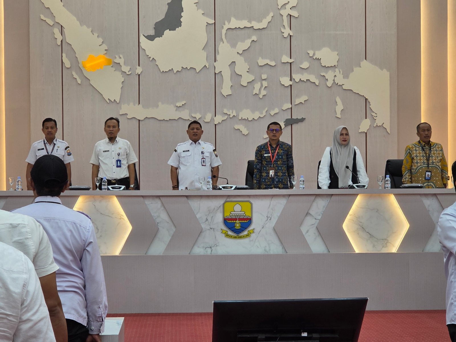 alt="Plt Kadisdik Provinsi Jambi M Umar saat memberikan sambutan dalam Rakor SPMB SMAN dan SMKN bersama MKKS"
