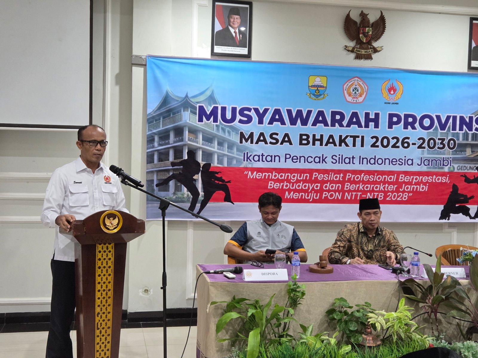 alt="Ketua Umum KONI Jambi AKBP Mat Sanusi saat memberikan sambutan dan arahan dalam pembukaan Musprov IPSI di Hotel Ratu Jambi"