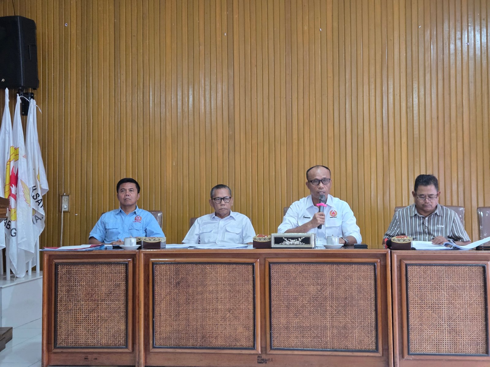 alt="Suasana jajaran pengurus KONI Provinsi Jambi saat mengikuti jalannya Rapat Pleno pembahasan program kerja"
