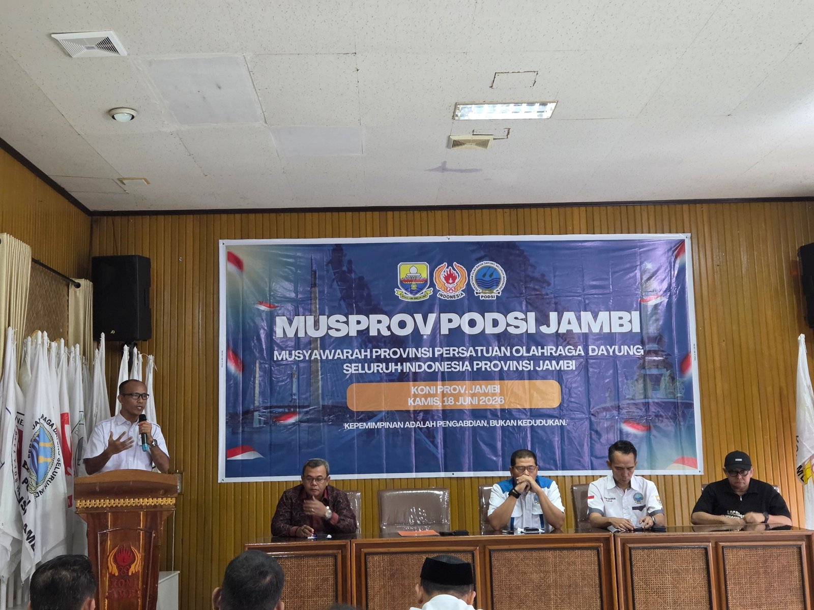 alt="Ketua Umum KONI Jambi AKBP Mat Sanusi saat memberikan sambutan dalam Musprov PODSI Jambi di Gedung KONI"